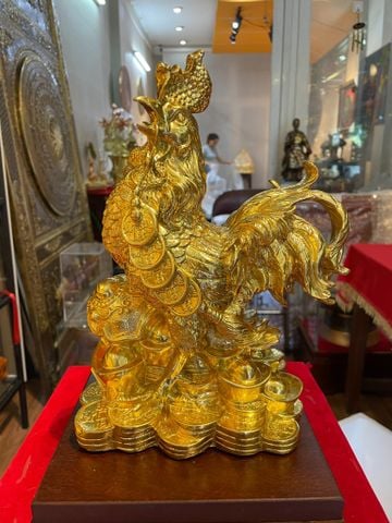 Gà phong thủy ngậm dây tiền cao 30cm dát vàng 24k