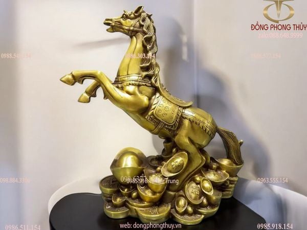 Tượng ngựa phong thủy để bàn