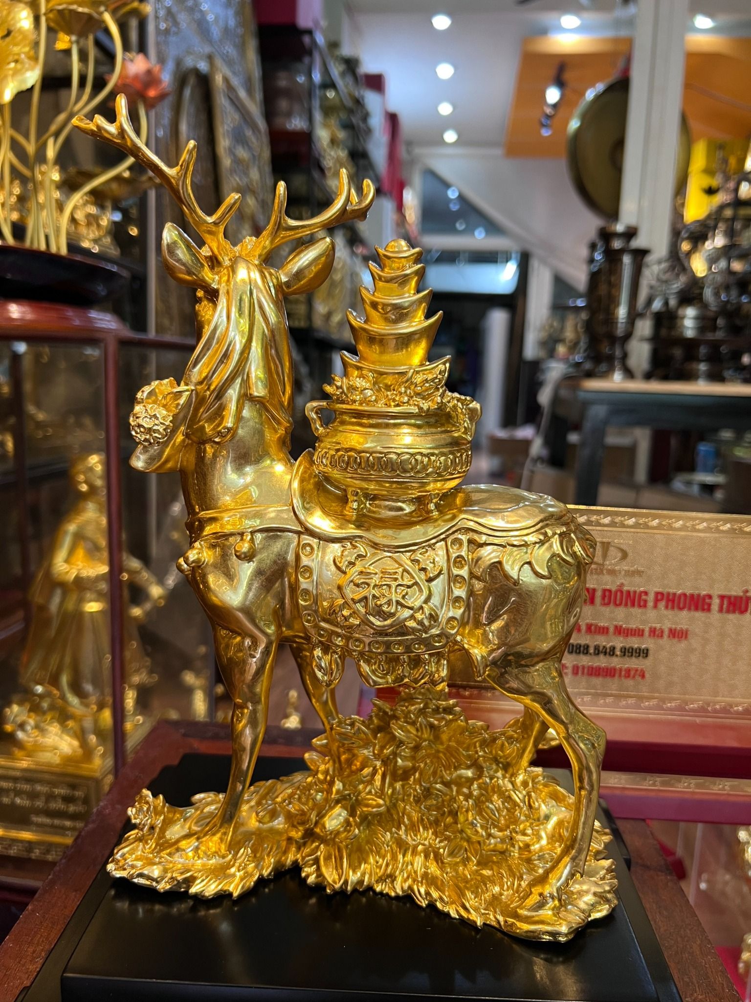 Hươu decor cõng hũ vàng bằng đồng dát vàng 24k