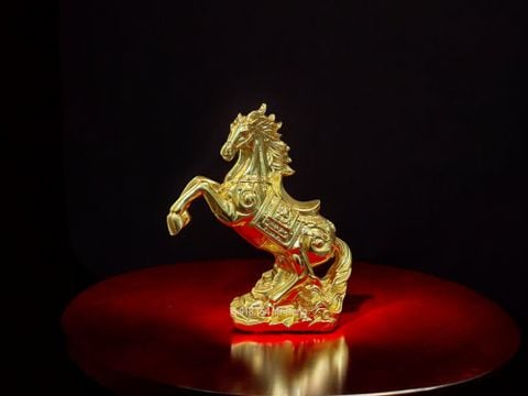 Tượng ngựa mạ vàng 22 ngang 19 sâu 8 nặng 1,4kg bằng đồng dát vàng 24k