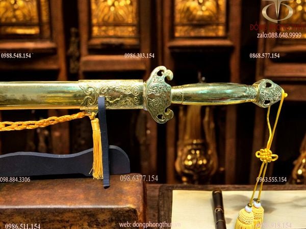 Kiếm phong thủy dát vàng