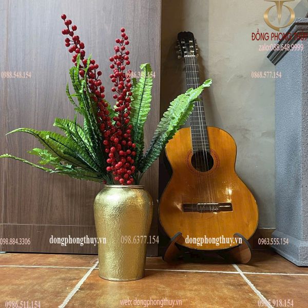 Lọ hoa bằng đồng gò thủ công