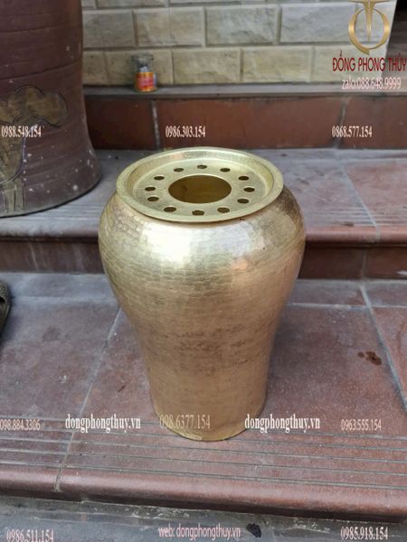 Lọ hoa bằng đồng gò thủ công