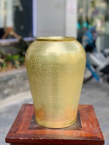 Lọ hoa bằng đồng gò thủ công