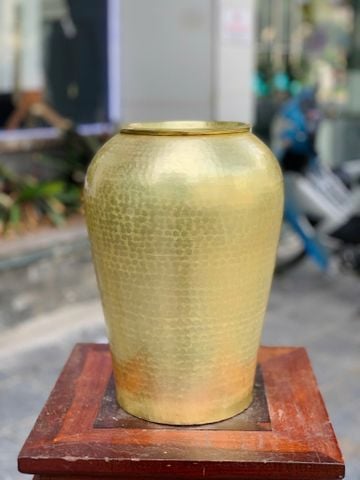 Lọ hoa bằng đồng gò thủ công