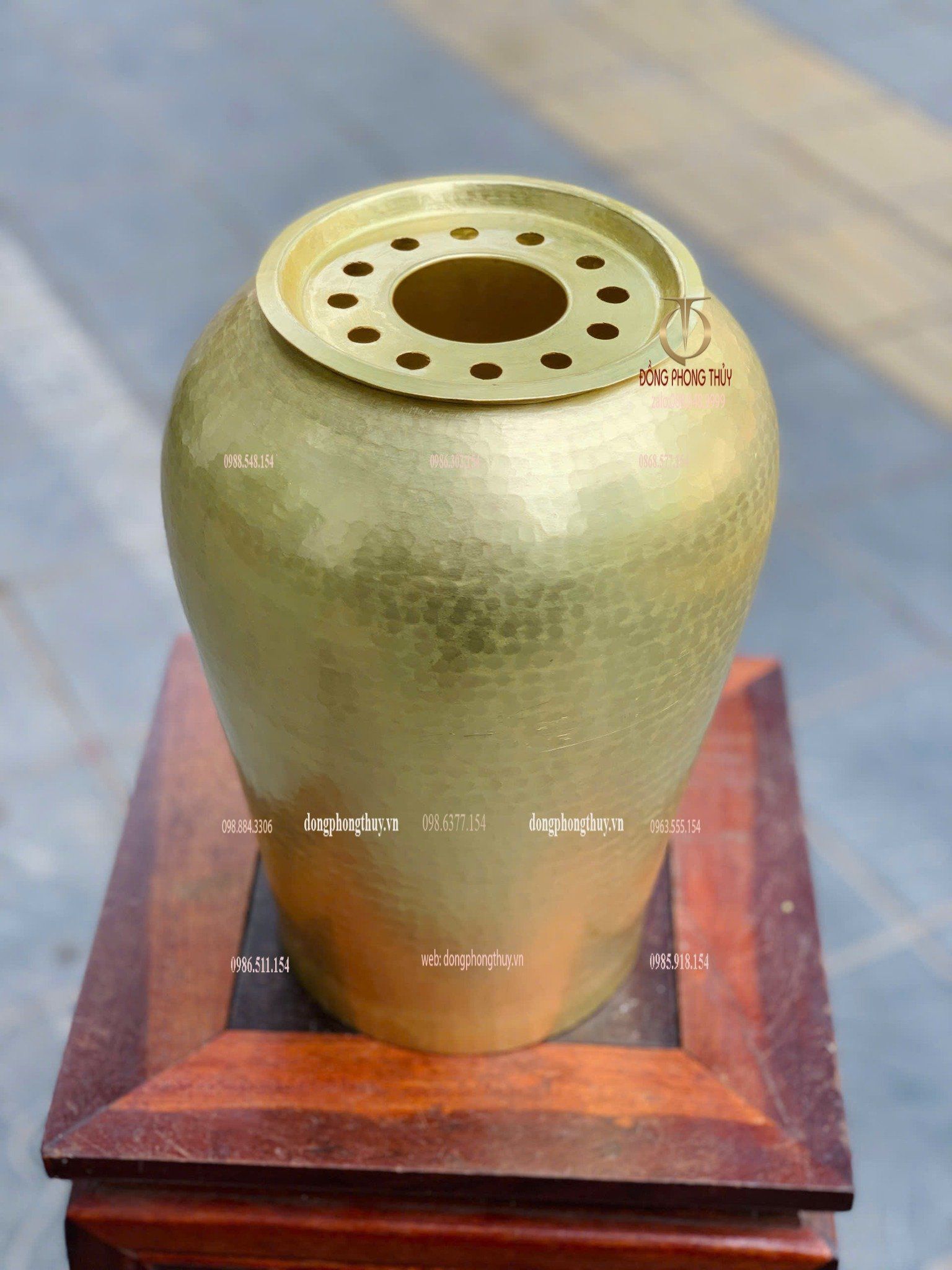 Lọ hoa bằng đồng gò thủ công