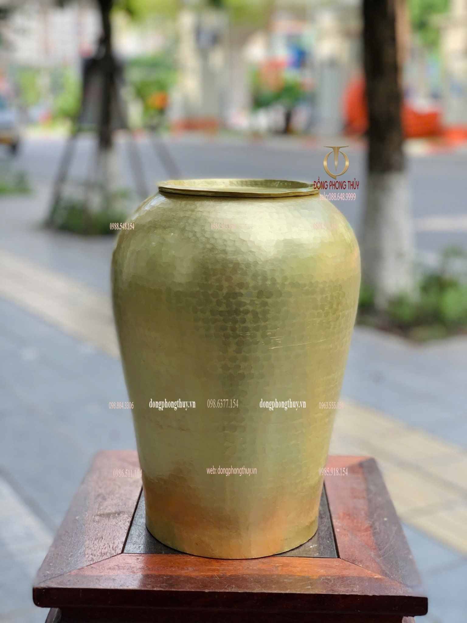Lọ hoa bằng đồng gò thủ công