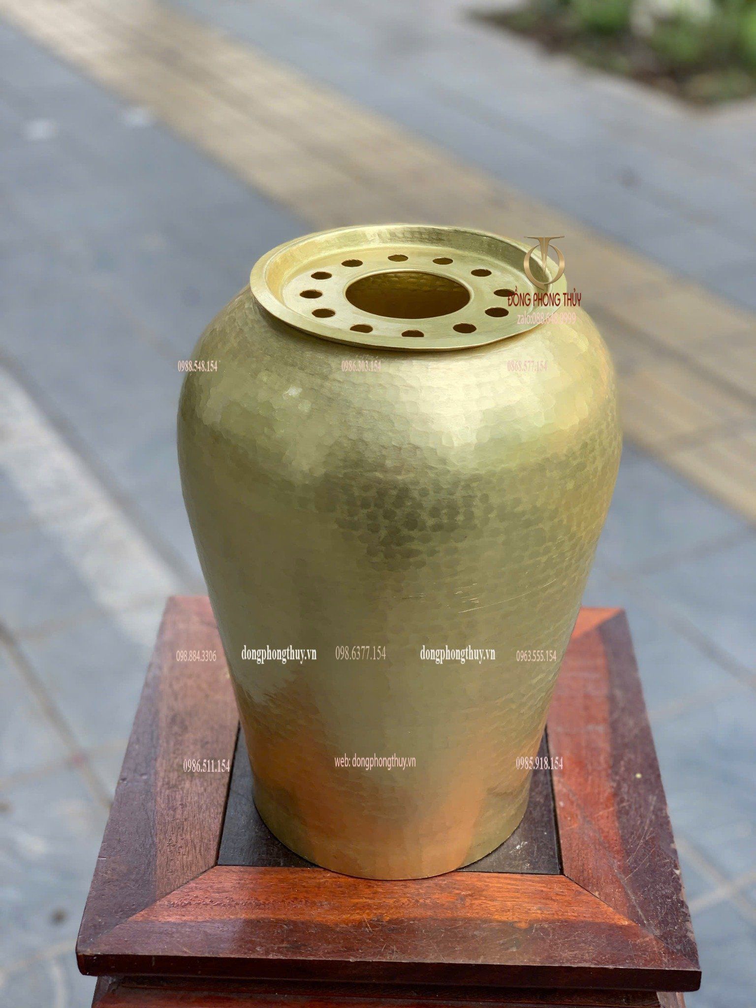 Lọ hoa bằng đồng gò thủ công