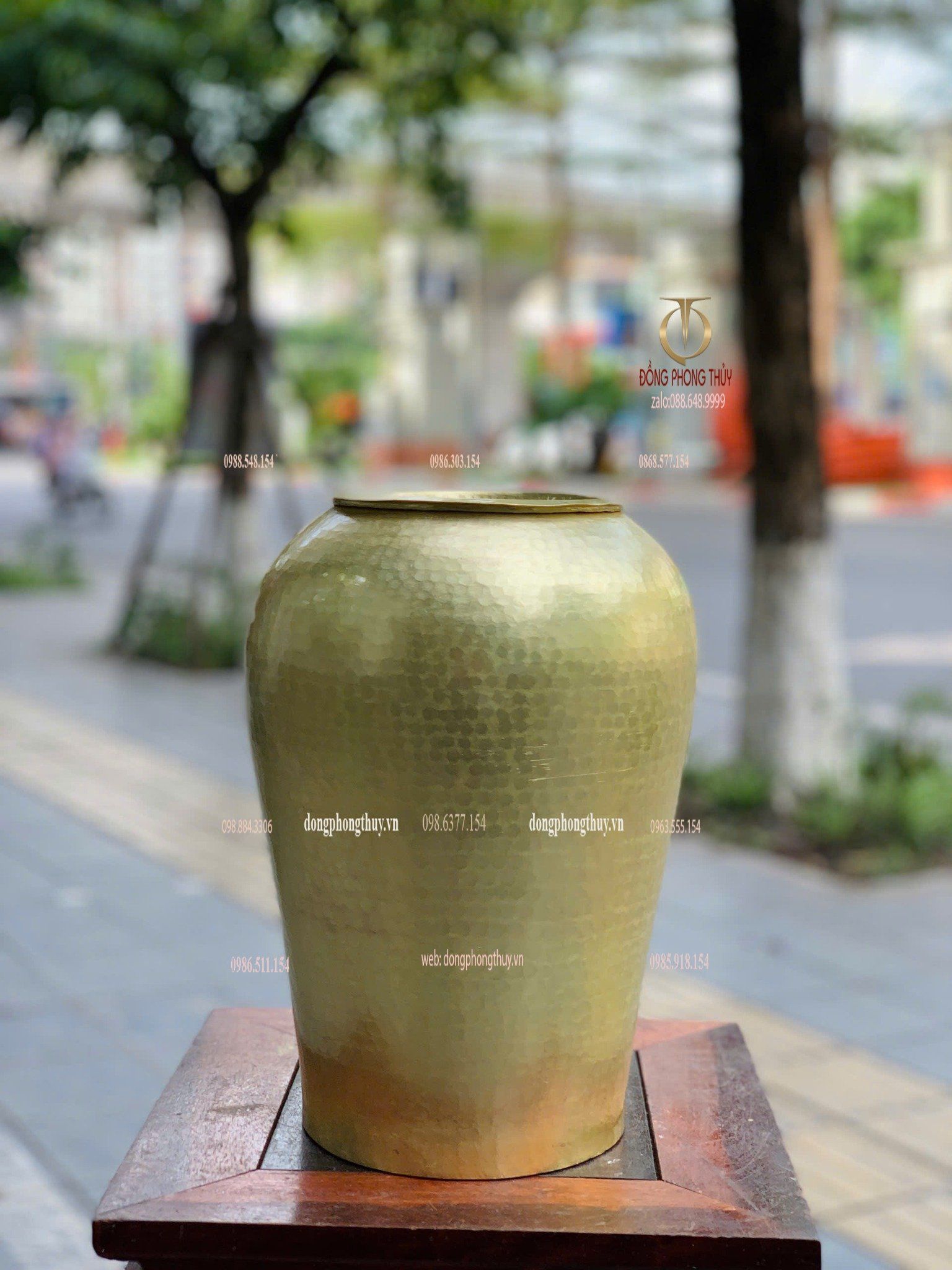 Lọ hoa bằng đồng gò thủ công