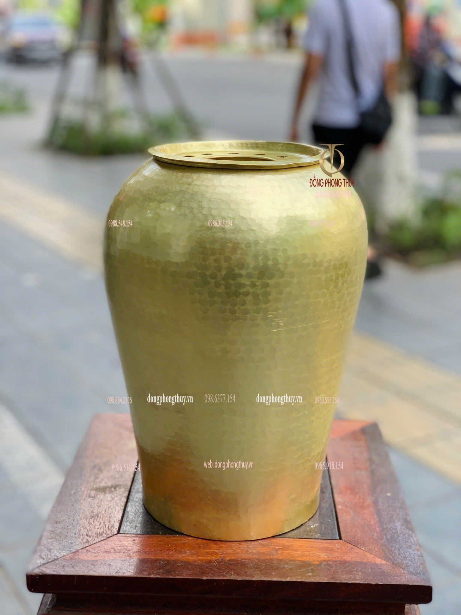 Lọ hoa bằng đồng gò thủ công