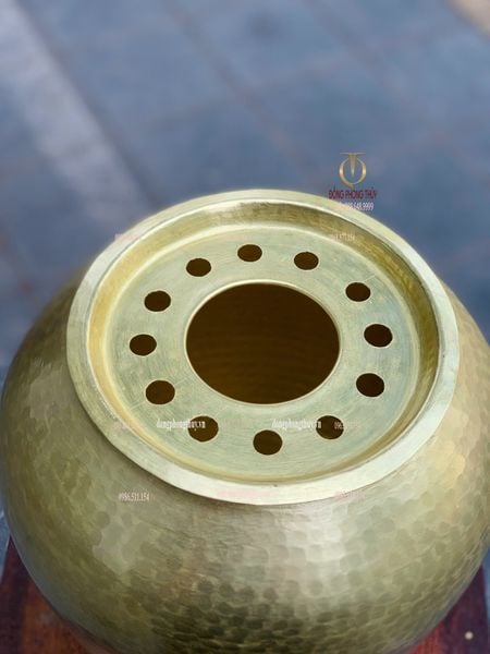 Lọ hoa bằng đồng gò thủ công