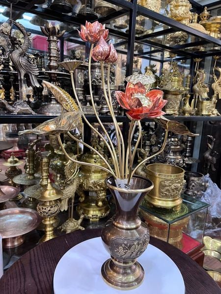 Lọ hoa hun 30 và bó hoa sen 10 cành