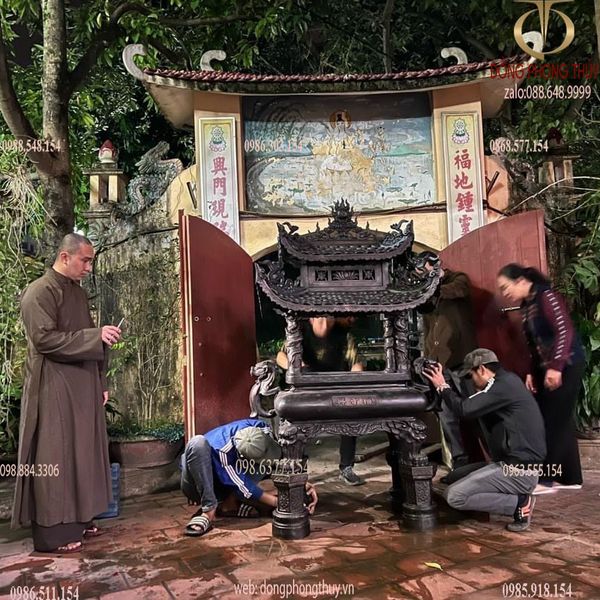 Lư mái chùa đúc bằng đồng đỏ hun nâu