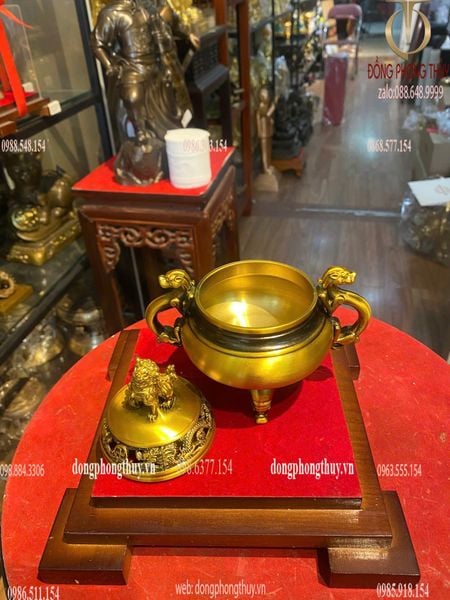Lư xông trầm nắp nghê bằng đồng màu vàng đậm cao 14 ngang 14 sâu 9.5cm