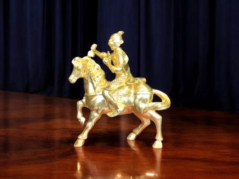 Tượng khỉ cưỡi ngựa Mã Thượng Phong Hầu bằng đồng thếp vàng 24k