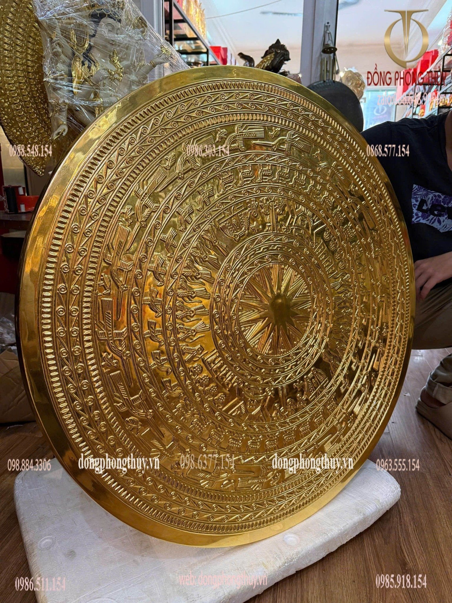 Mặt trống đồng dát vàng 24k đường kính 80cm nặng 21kg