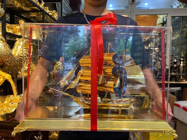 Quà tặng vip: Mô hình thuyền buồm mạ vàng 24k
