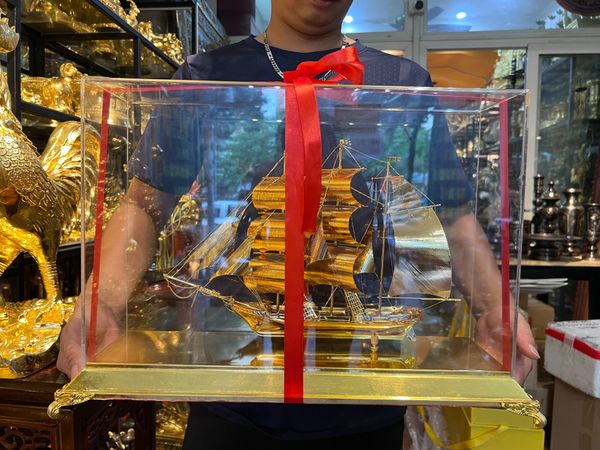 Quà tặng vip: Mô hình thuyền buồm mạ vàng 24k