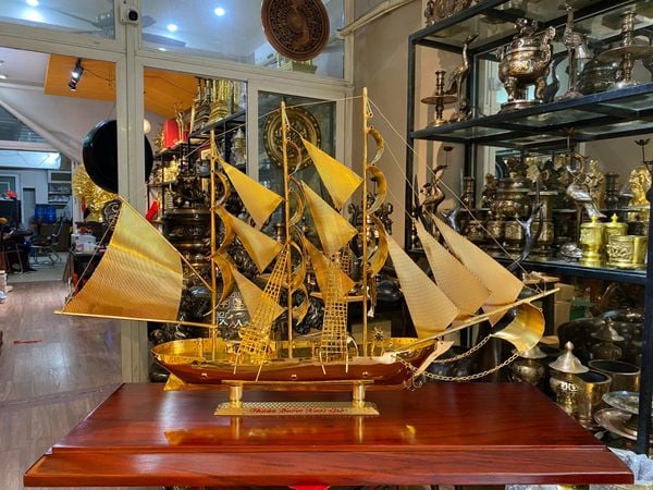 Quà tặng: Mô hình thuyền buồm mạ vàng 24k cỡ đại