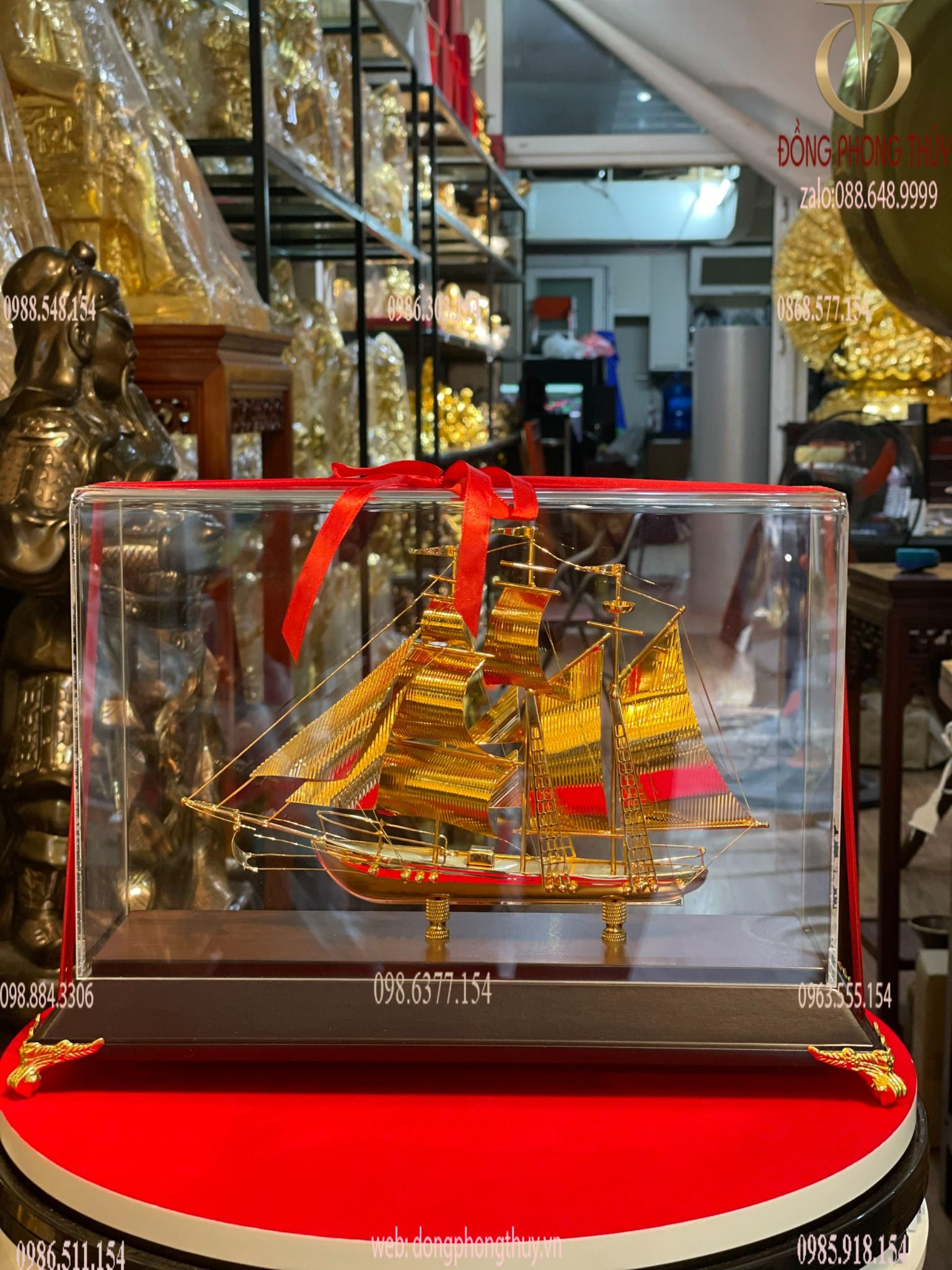 Quà tặng sếp nam nữ: Mô hình thuyền buồm bằng đồng mạ vàng 24k