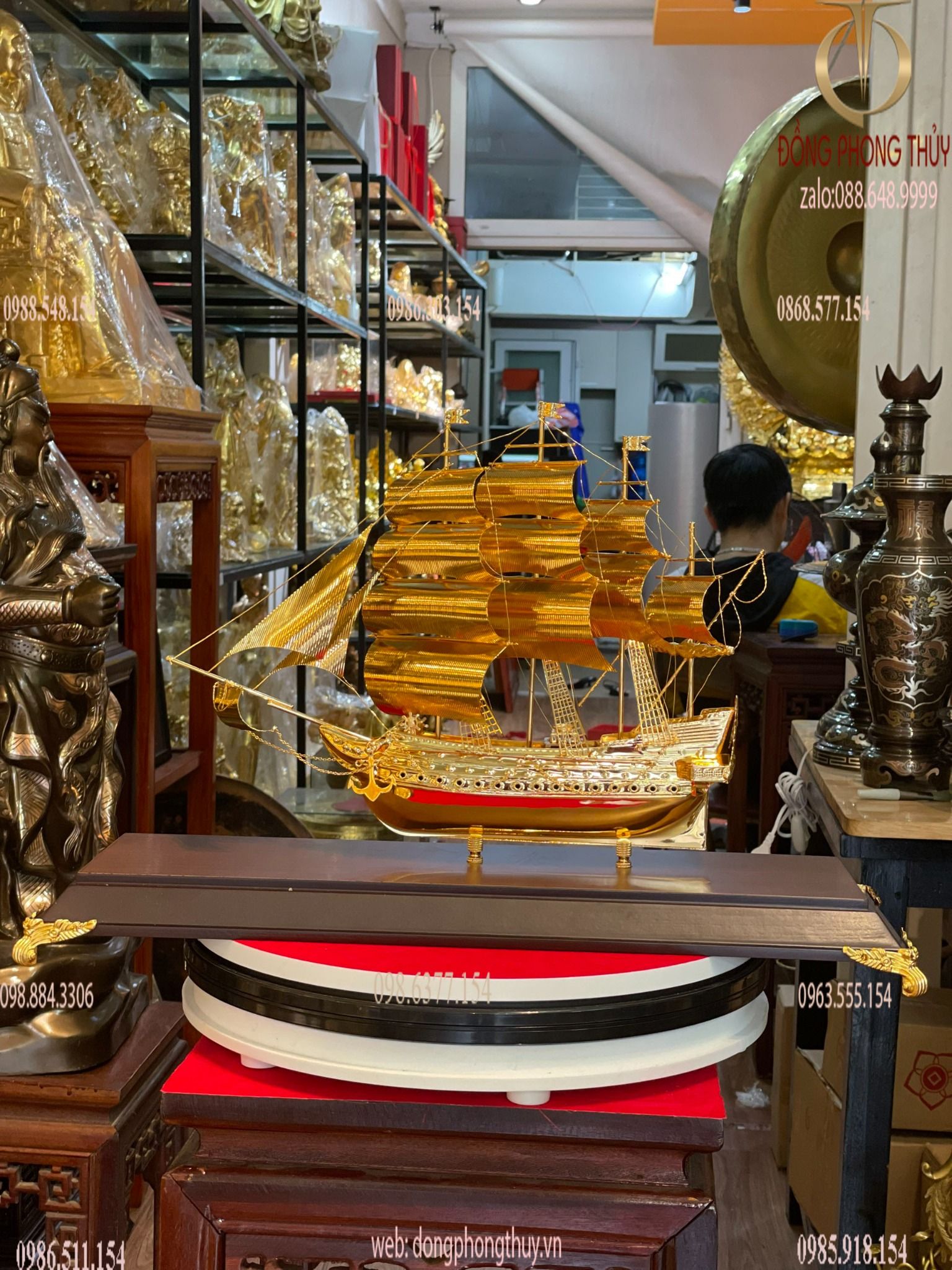 Quà tặng sếp: Mô hình thuyền buồm mạ vàng 24k