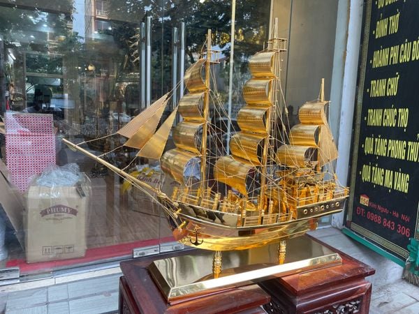 Quà tặng vip: Mô hình thuyền buồm mạ vàng 24k cao 68cm ngang 86cm