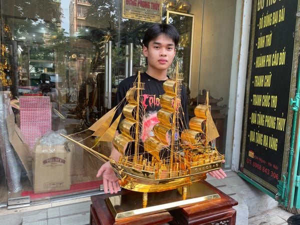 Quà tặng vip: Mô hình thuyền buồm mạ vàng 24k cao 68cm ngang 86cm