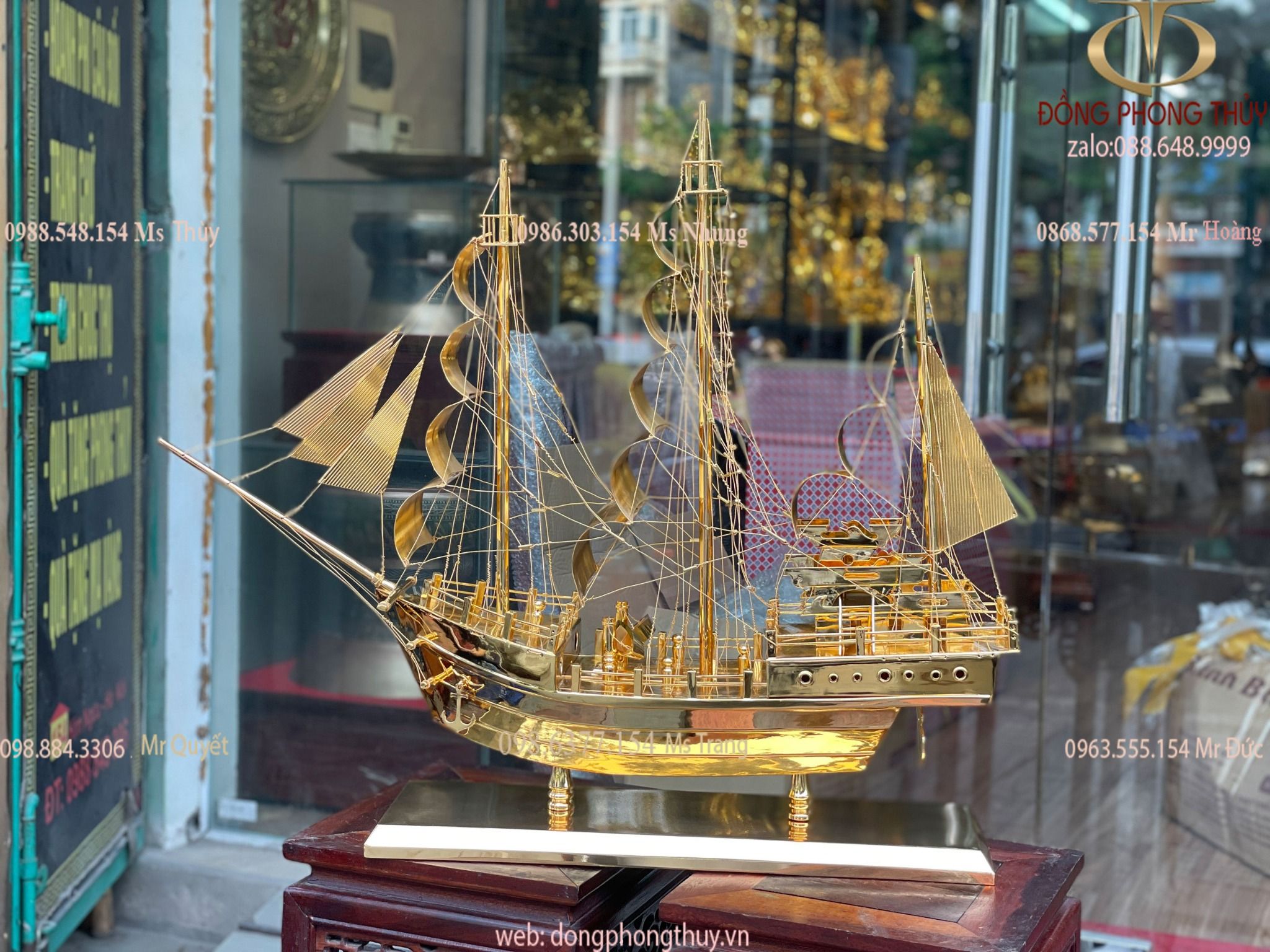 mô hình thuyền buồm mạ vàng