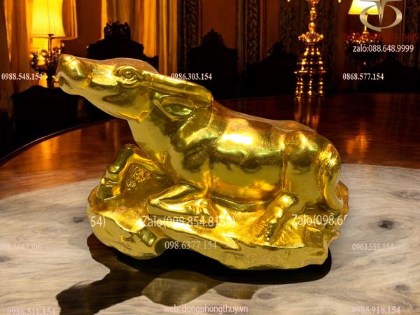 Trâu vàng - tượng trâu nằm bằng đồng phủ vàng ròng 9999 - Trâu nằm trên đá cao 11,5 ngang 17 sâu 7,5 nặng 1kg