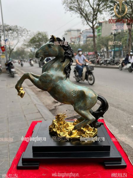 Tượng ngựa bằng đồng dát vàng màu da xanh