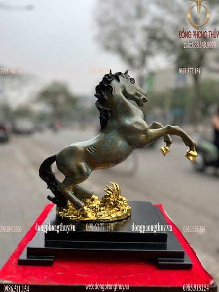 Tượng ngựa bằng đồng dát vàng màu da xanh