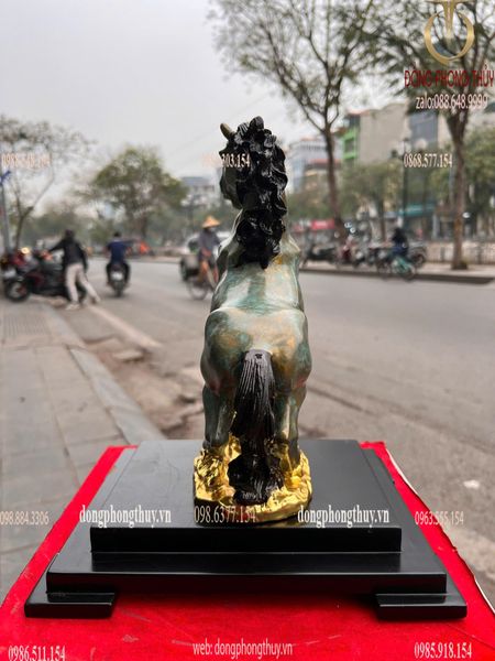 Tượng ngựa bằng đồng dát vàng màu da xanh