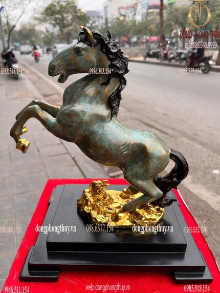 Tượng ngựa bằng đồng dát vàng màu da xanh