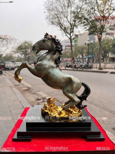 Tượng ngựa bằng đồng dát vàng màu da xanh