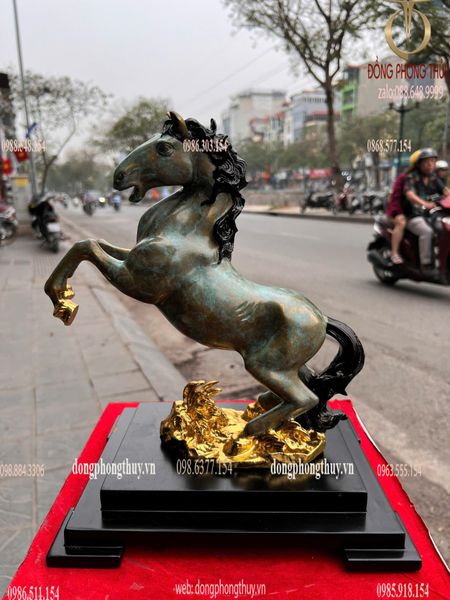Tượng ngựa bằng đồng dát vàng màu da xanh