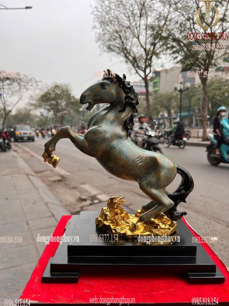 Tượng ngựa bằng đồng dát vàng màu da xanh