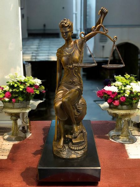 Tượng nữ thần công lý - cán cân công lý