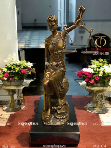 Tượng nữ thần công lý - cán cân công lý