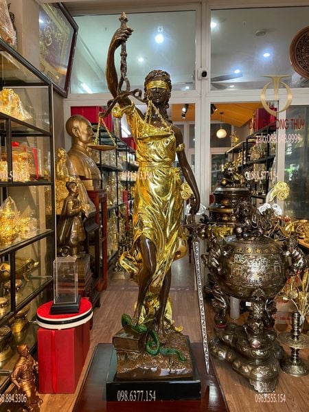 Nữ thần công lý bằng đồng dát vàng