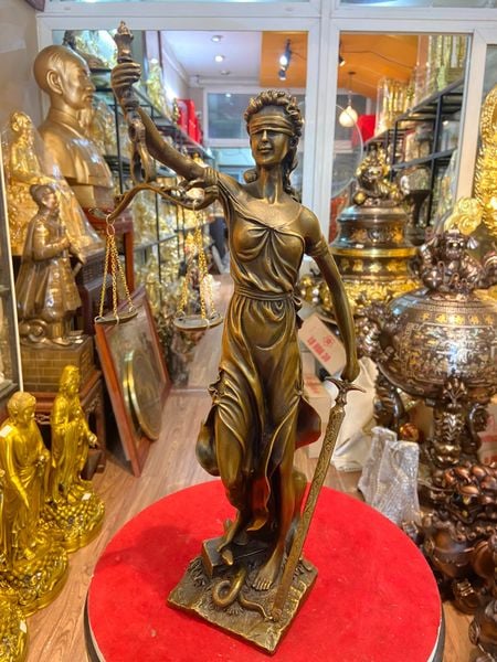 Tượng Nữ Thần Công Lý bằng đồng cao 46cm ngang 13cm sâu 11cm nặng 4kg