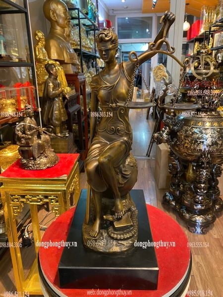 Tượng nữ thần công lý - cán cân công lý