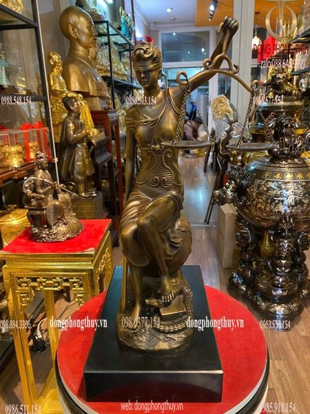 Tượng nữ thần công lý - cán cân công lý