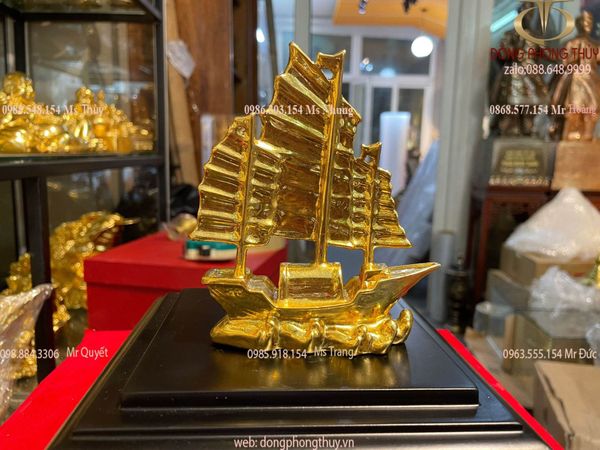 Quà tặng: Mô hình thuyền buồm mạ vàng 24k