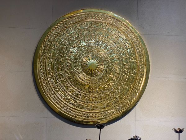 Quà tặng: mặt trống đồng Đông Sơn bằng đồng đỏ dát vàng 24k 80cm nặng 21kg