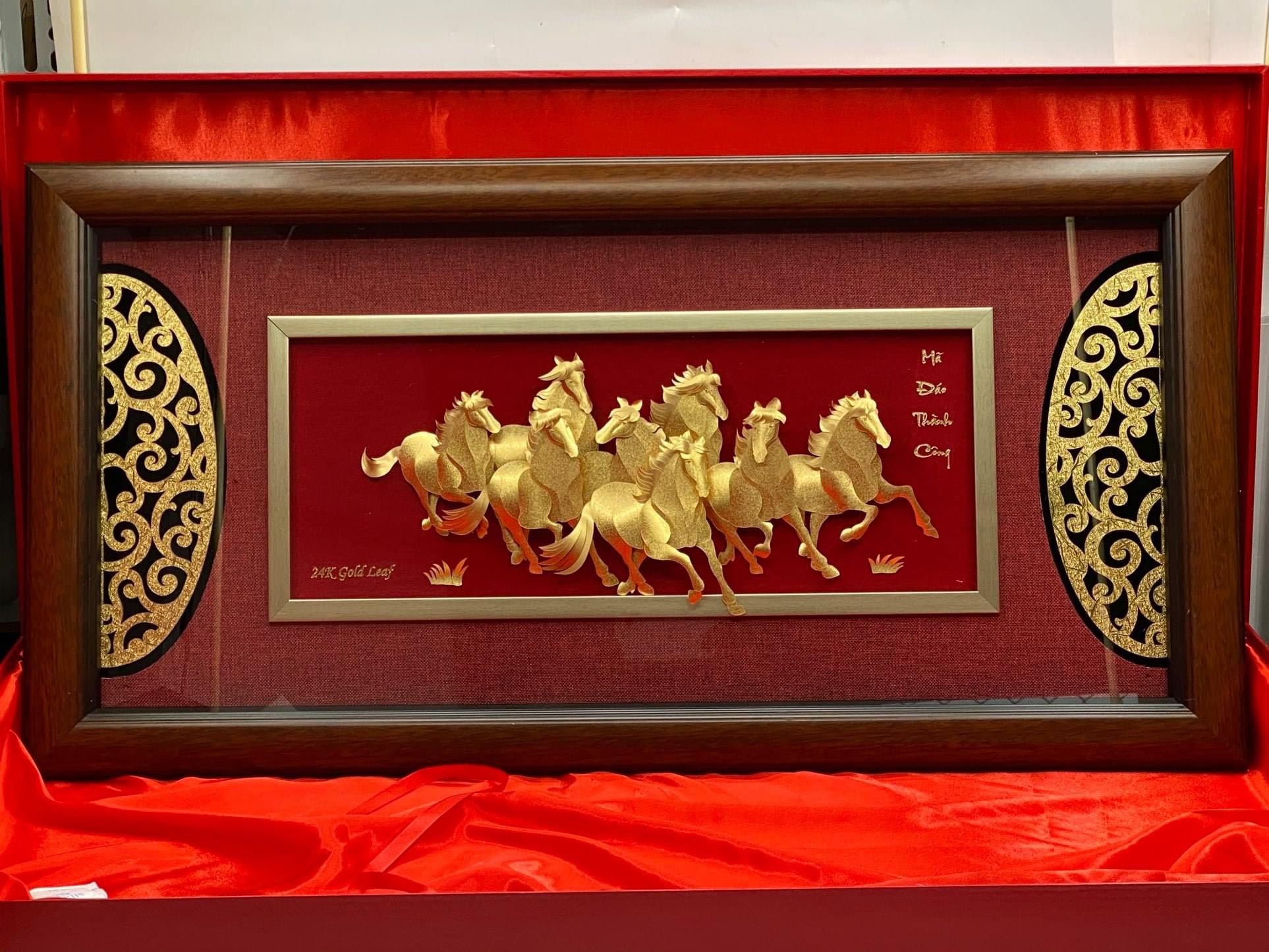 tranh ngựa mạ vàng