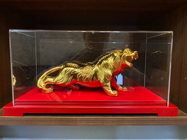 Quà tặng mạ vàng: tượng hổ bằng đồng dát vàng 24k
