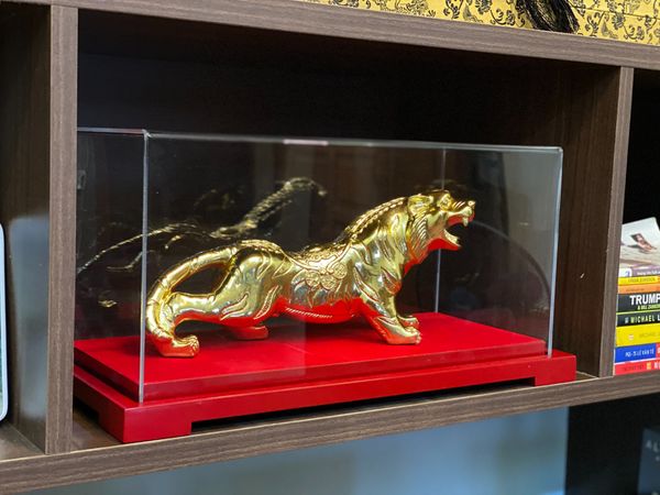 Quà tặng mạ vàng: tượng hổ bằng đồng dát vàng 24k