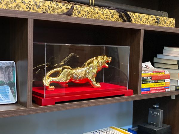 Quà tặng mạ vàng: tượng hổ bằng đồng dát vàng 24k