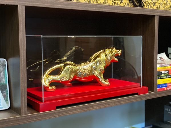Quà tặng sếp tuổi Dần: hộp tượng hổ bằng đồng dát vàng 24k quà vàng