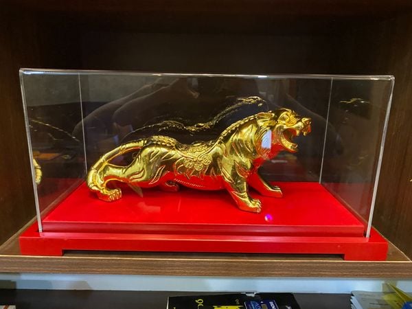 Quà tặng mạ vàng: tượng hổ bằng đồng dát vàng 24k